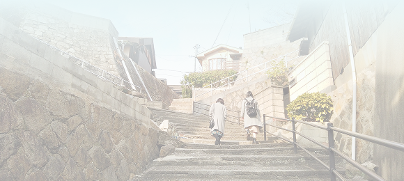 階段を上る女性
